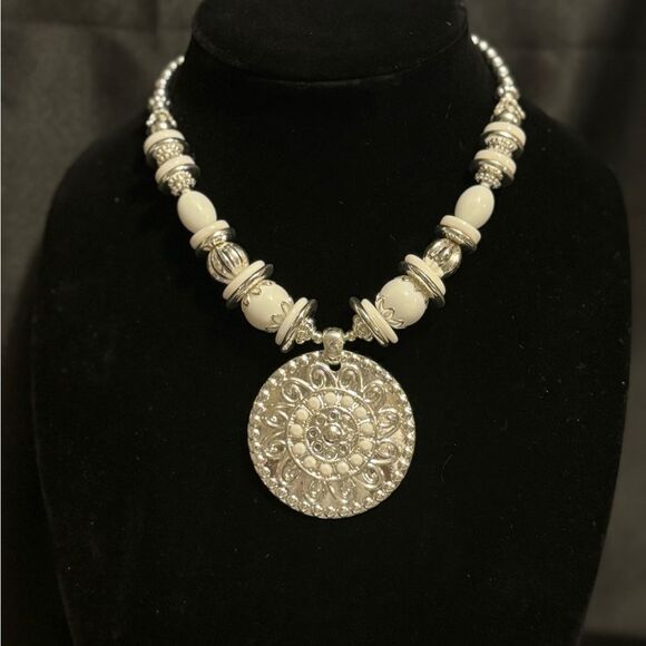 LIVE SHOW NECKLACE - Picture 9 of 14